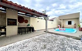 Casa com piscina , ar condicionado e churrasqueira no balneário Eliana